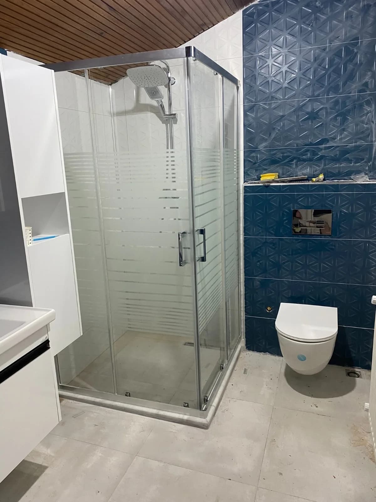 Tamamlanan banyo; duşakabin, asma klozet ve lavabo dolabı