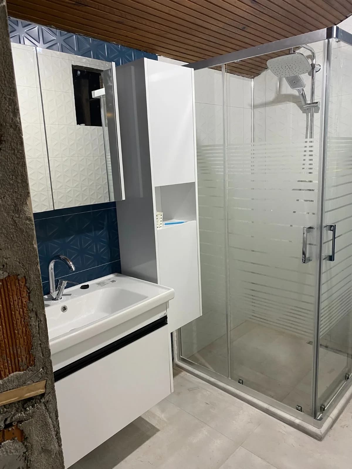 Lavabo dolabı, aynalı üst dolap ve duşakabin