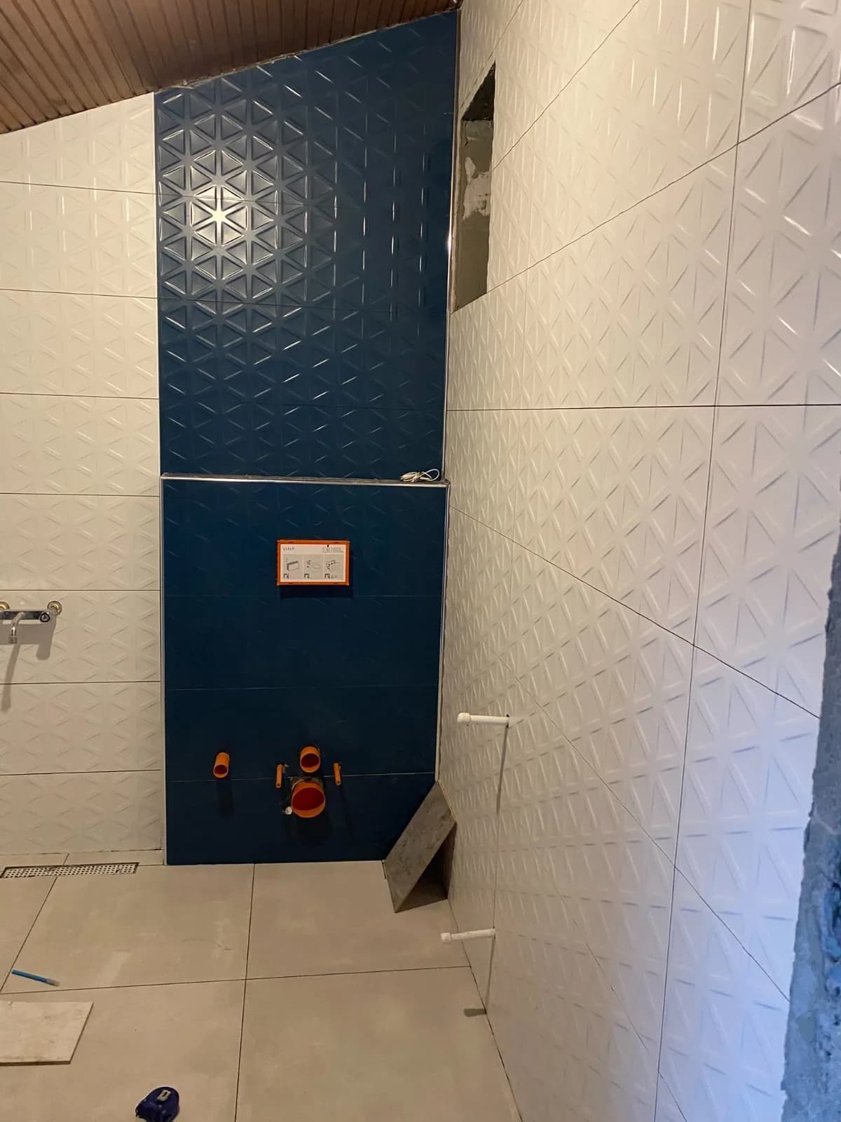 Lacivert desenli seramik şerit ve duş bataryası