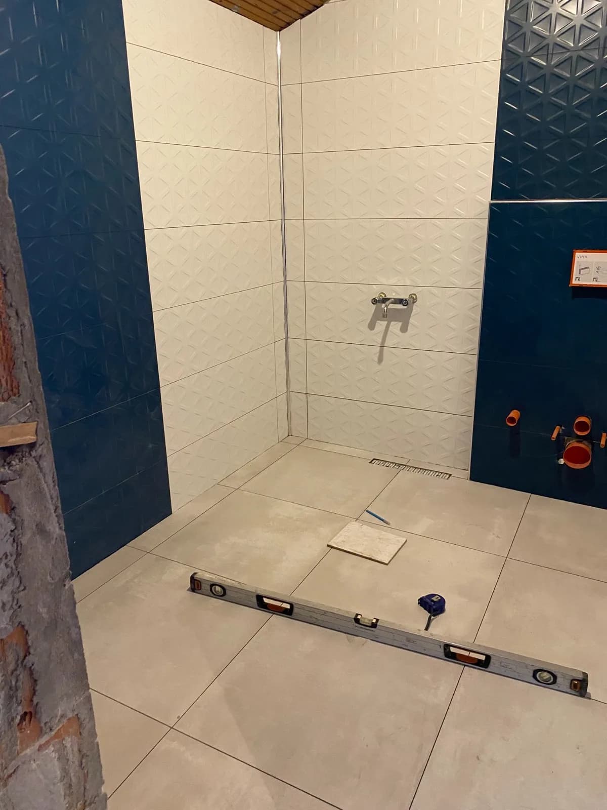 Kaplaması biten duş bölümü, armatür montajı öncesi
