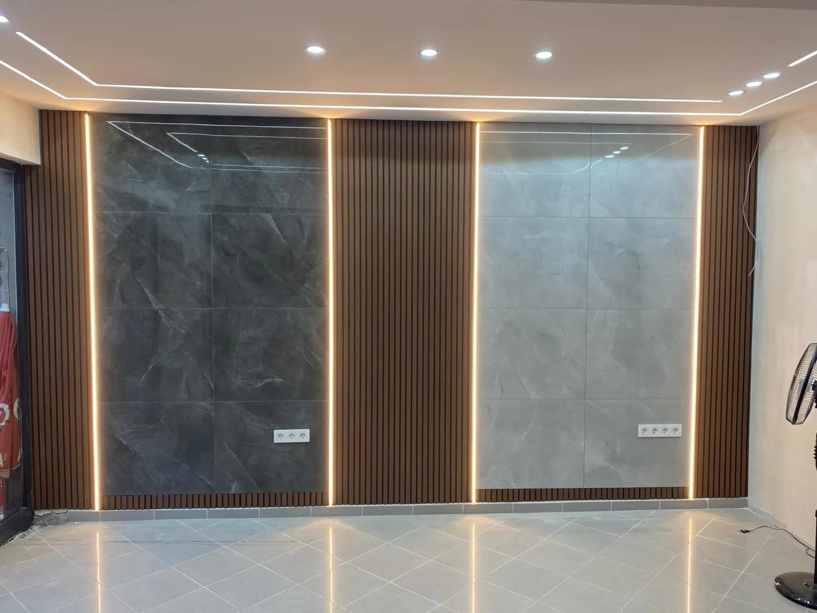 Tamamlanan iç mekân; ahşap çıta, mermer desenli seramik ve gizli LED aydınlatma