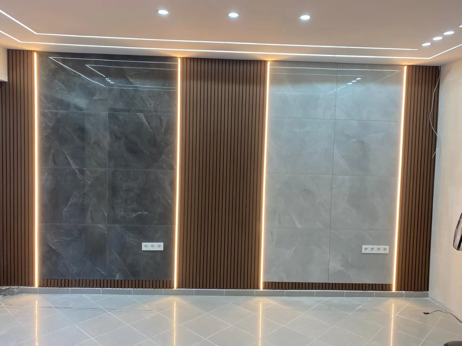Ana duvarın cepheden görünümü, çıta aralarındaki LED bantlar yanarken