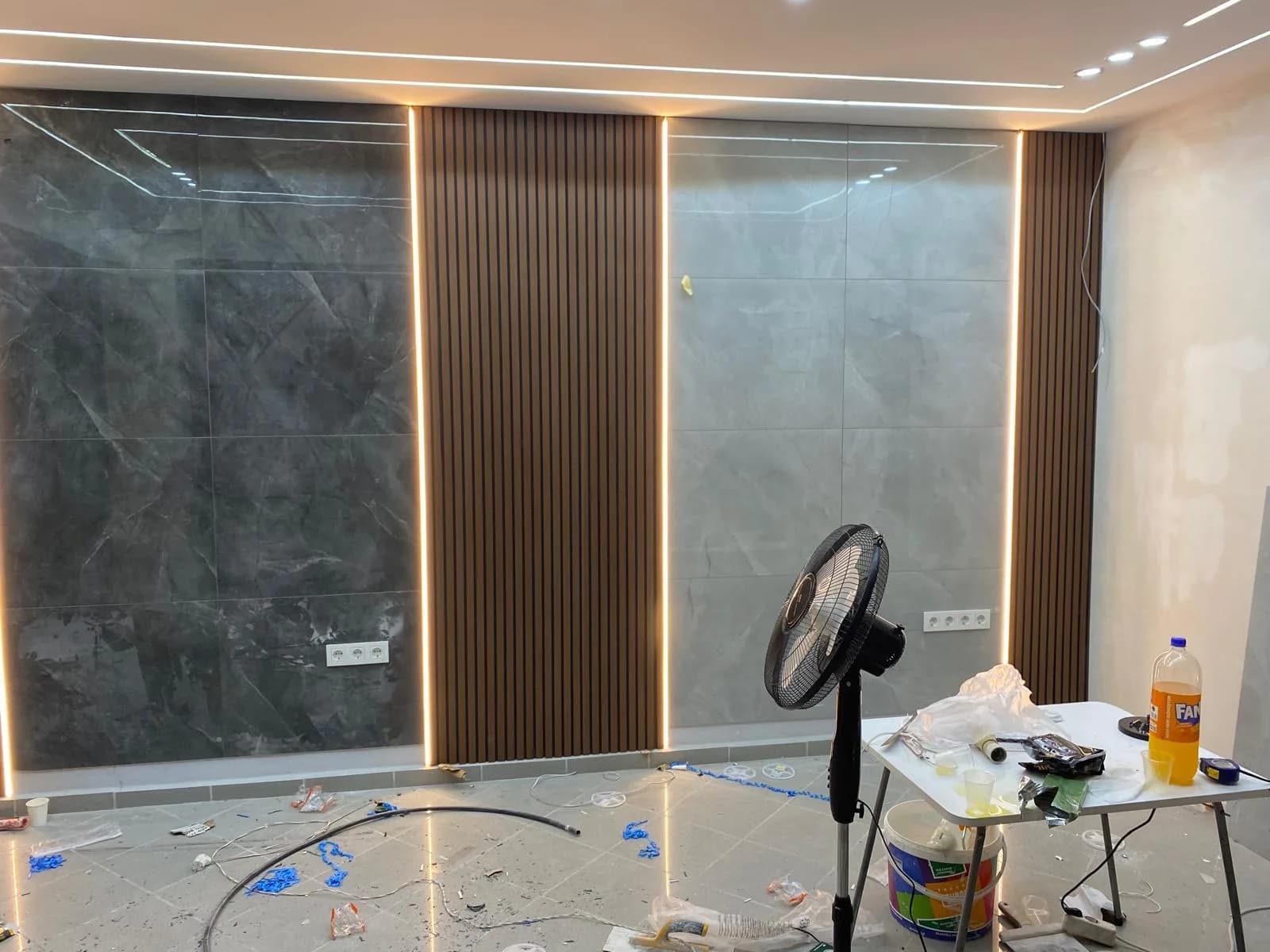Mermer desenli seramik ile ahşap çıtanın yan yana kullanımı