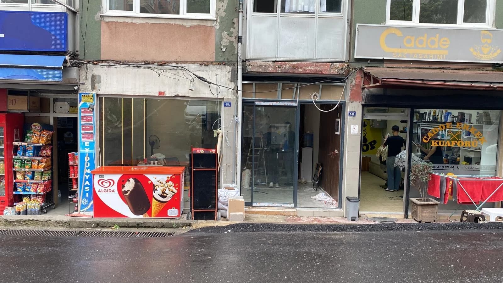Dükkânın yenileme öncesi cadde cephesi