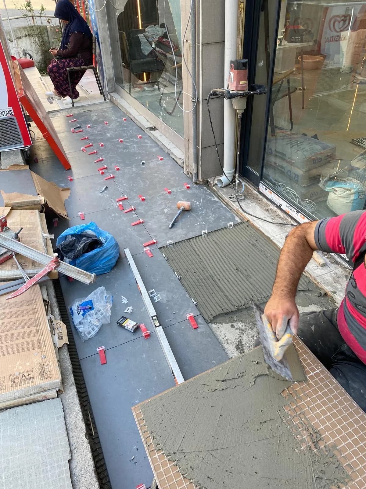 Cephe önündeki kaldırımın yeniden döşenmesi