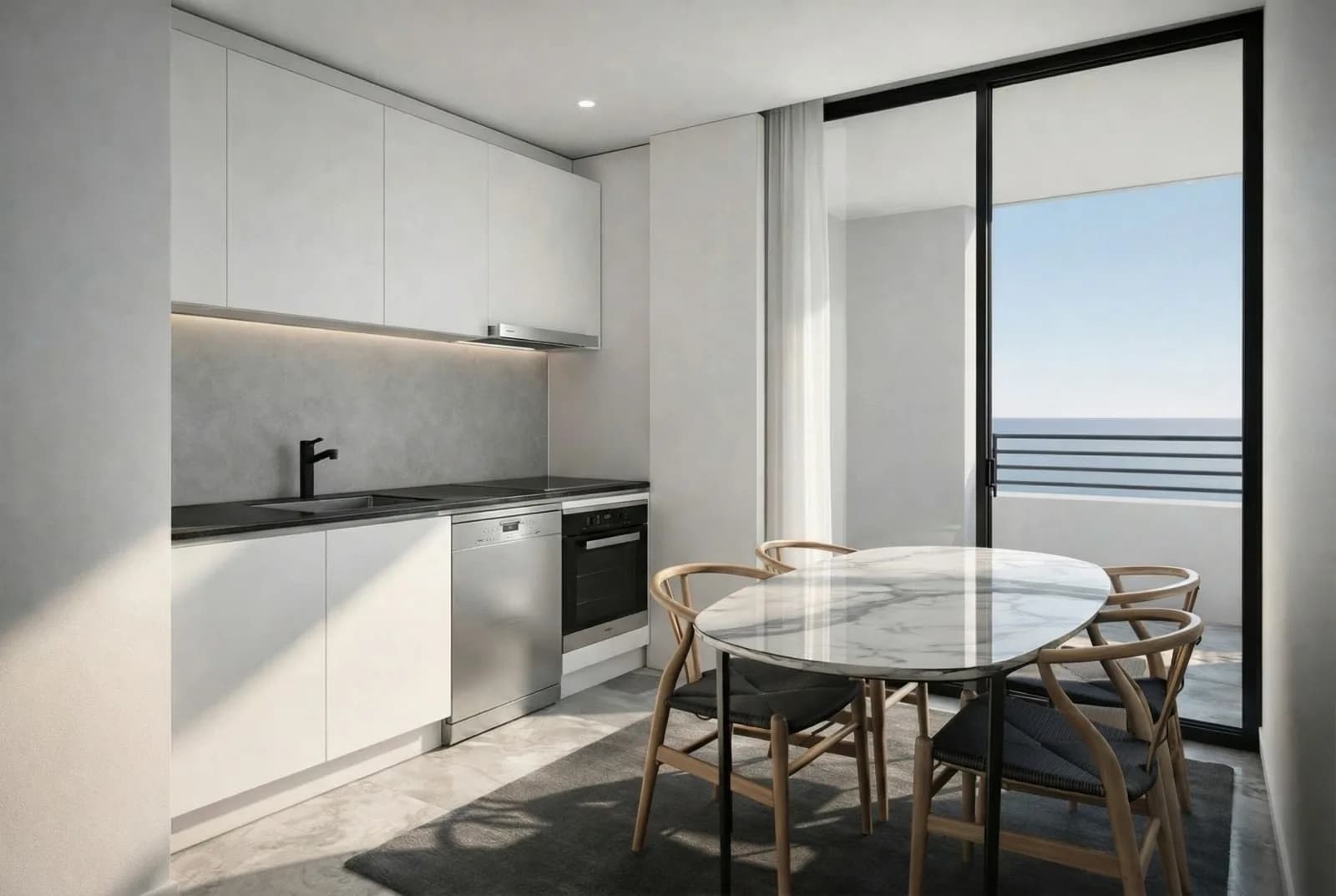 Kompakt mutfak ve yuvarlak yemek masası, denize bakan pencere