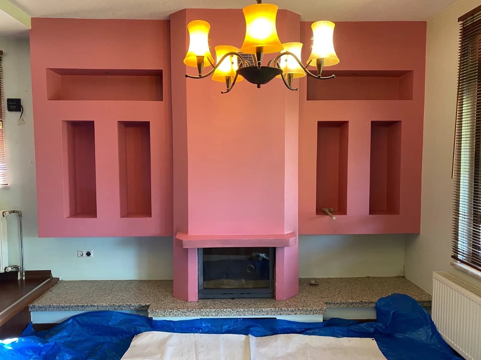 Yenileme öncesi pembe boyalı şömine duvarı