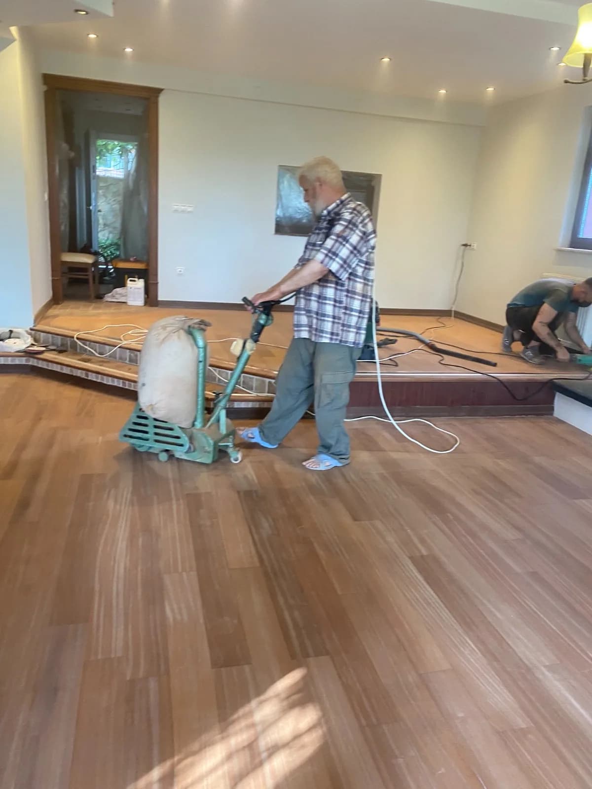 Parkenin sistre makinesiyle zımparalanması
